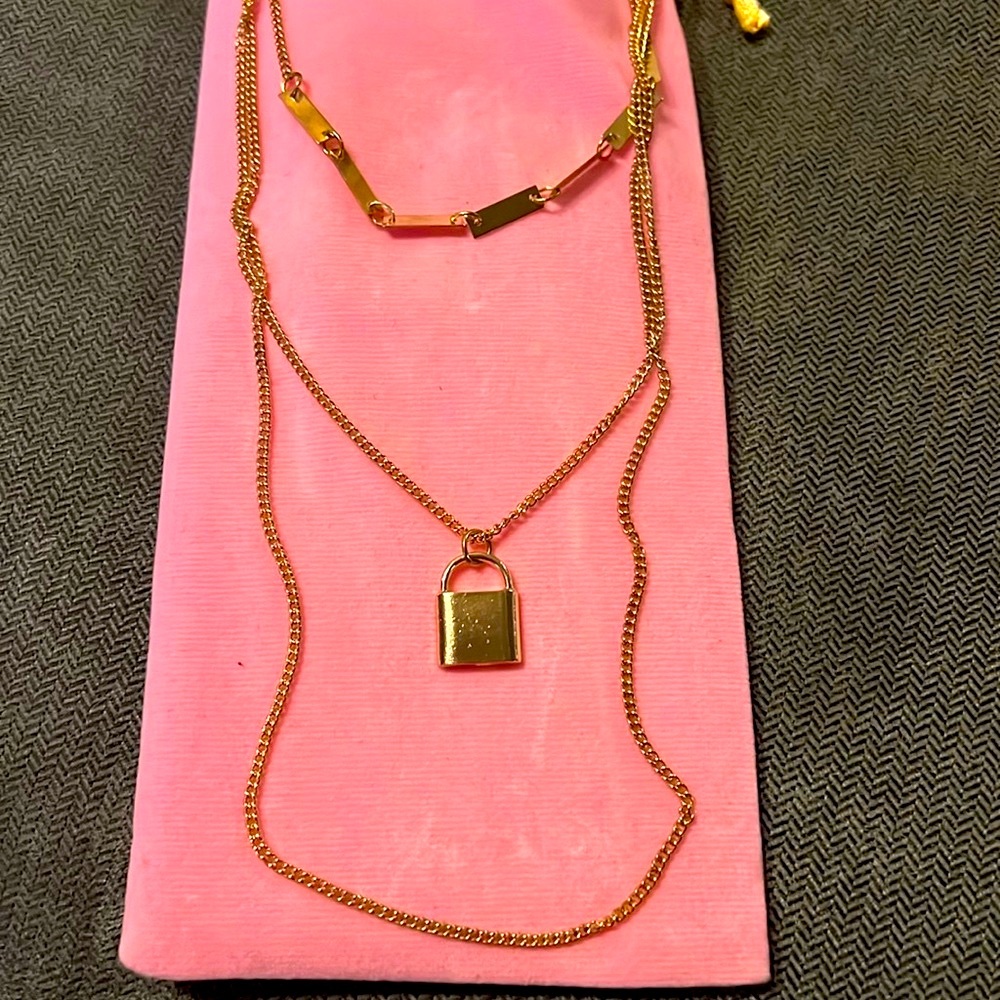 Y2K vintage Three tiered gold necklace with lock charm 💛